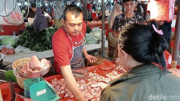 Pedagang ayam potong di Pasar Angso Duo Jambi.