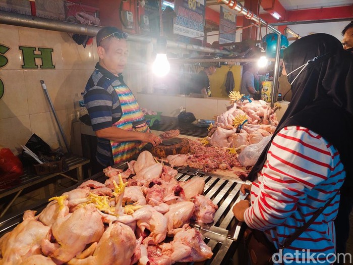 Pedagang daging ayam di pasar Cimahi.