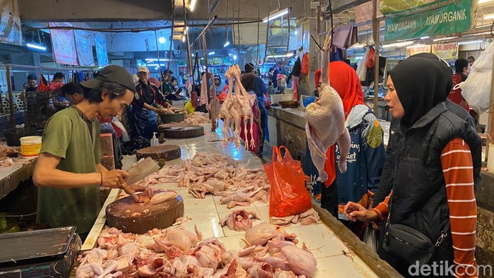 Pedagang daging ayam di Pasar Kosambi, Bandung.