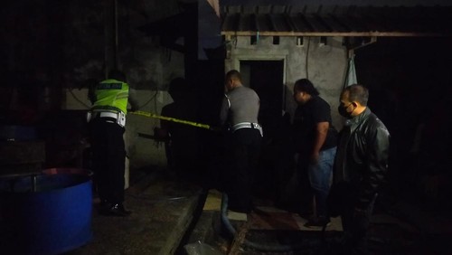 Polisi memeriksa lokasi karyawan perusahaan kacang Matahari Terbit yang tewas tersetrum, di  Desa Kesiman Kertalangu, Denpasar, Bali, Senin malam (27/6/2023).