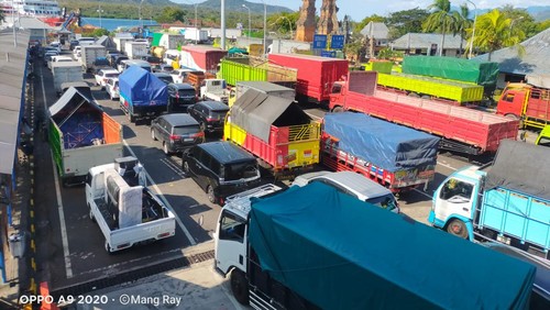 Kendaraan memadati Pelabuhan Gilimanuk jelang Idul Adha, Selasa (27/6/2023).