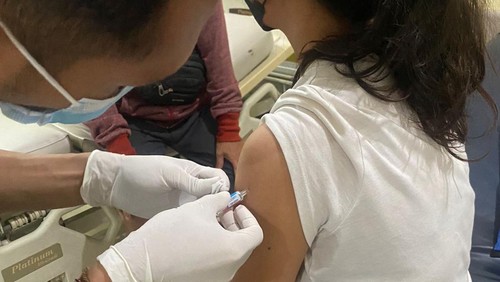 Anak perempuan di Badung datang ke salah satu Puskesmas agar dapat VAR setelah melapor kena gigitan anjing beberapa waktu lalu.