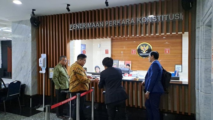 Pemkab Lebong Bengkulu Lapor ke MK soal Batas Wilayah Bupati Kabupaten Lebong, Bengkulu Kopli Ansori lewat kuasa hukumnya Prof. Yusril Ihza Mahendra mendaftarkan permohonan pengujian Undang-Undang Pembentukan Kabupaten Bengkulu Utara terhadap Undang-Undang Dasar Negara Republik Indonesia Tahun 1945 di Mahkamah Konstitusi (MK), Selasa (27/6/2023).