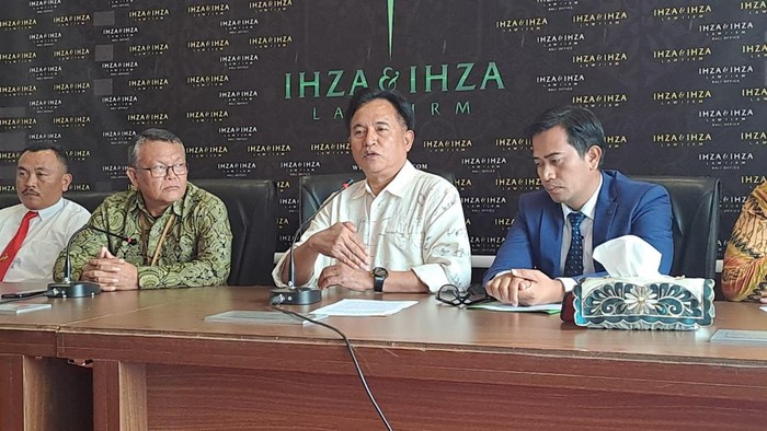 Pemkab Lebong Bengkulu Lapor ke MK soal Batas Wilayah Bupati Kabupaten Lebong, Bengkulu Kopli Ansori lewat kuasa hukumnya Prof. Yusril Ihza Mahendra mendaftarkan permohonan pengujian Undang-Undang Pembentukan Kabupaten Bengkulu Utara terhadap Undang-Undang Dasar Negara Republik Indonesia Tahun 1945 di Mahkamah Konstitusi (MK), Selasa (27/6/2023).
