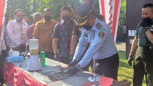 Pemusnahan barang bukti tindak pidana di halaman depan kantor Kejari Buleleng, Senin (27/6/2023).