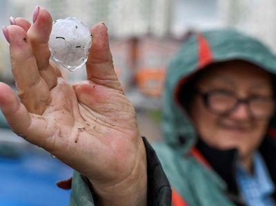Penampakan Butiran Es yang Guyur Siberia