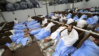 Jemaah haji beristirahat di kamp tenda Mina, Makkah, Arab Saudi, Senin (26/6/2023).