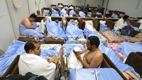 Para jemaah haji beristirahat di tenda-tenda di Mina sebelum melaksanakan wukuf.