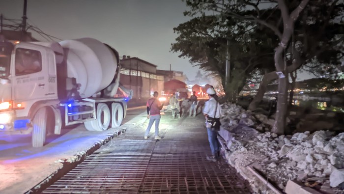 Pengecoran Jl Perancis ruas Kabupaten Tangerang, 26 Juni 2023 dini hari. (Dok DBMSDA Kabupaten Tangerang)