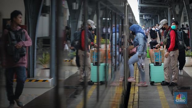Penumpang memadati Stasiun Pasar Senen, Jakarta Pusat, Selasa (27/6/2023). Menjelang hari raya Idul Adha 1444H dan periode libur pnjang akhir pekan, Stasiun Pasar Senen mulai dipadati penumpang. (CNBC Indonesia/Faisal Rahman)