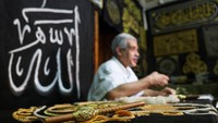 Kiswah bukan hanya sekadar kain yang menutupi bangunan paling suci bagi umat Muslim di dunia tersebut, tapi juga terpasang jahitan benang emas berisi ayat-ayat Al-Quran.   