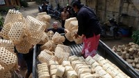 Permintaan besek dari biasanya 100 buah meningkat mencapai 1.500 buah per hari dengan harga berkisar Rp 4 ribu hingga Rp 6 ribu per buah menjelang Hari Raya Idul Adha untuk wadah daging kurban pengganti kantong plastik.
