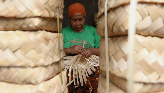 Permintaan besek jelang Idul Adha meningkat Perajin menaikkan kerajinan besek bambu ke dalam mobil untuk dikirim ke pembeli di sentra kerajinan bambu Papring, Kalipuro, Banyuwangi, Jawa Timur, Selasa (27/6/2023). Permintaan besek dari biasanya 100 buah meningkat mencapai 1.500 buah per hari dengan harga berkisar Rp4 ribu hingga Rp6 ribu per buah menjelang Hari Raya Idul Adha untuk wadah daging kurban pengganti kantong plastik. ANTARA FOTO/Budi Candra Setya/nym.