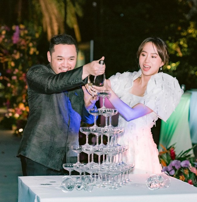 Pesta pernikahan dimeriahkan dengan penampilan barongsai dan pertunjukan tari Tionghoa yang penuh warna. Foto: Instagram/@jmtiongco