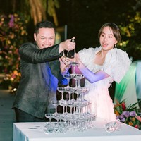 Pesta pernikahan dimeriahkan dengan penampilan barongsai dan pertunjukan tari Tionghoa yang penuh warna. Foto: Instagram/@jmtiongco