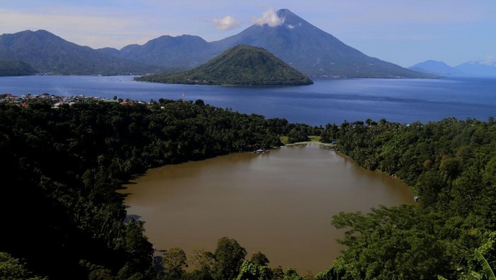 Pesona Memukau Danau Laguna dengan Panorama Pulau Tidore Pemandangan Danau Laguna (bawah) dengan latar belakang Pulau Maitara dan Pulau Tidore di Kelurahan Fitu, Kota Ternate, Maluku Utara, Minggu (25/6/2023). Danau Laguna atau biasa disebut masyarakat sekitar Danau Ngade memiliki luas sekitar 18,33 hektar tersebut saat ini Pemerintah setempat terus meningkatkan promosi dan pengembangan pariwisata alam untuk memikat wisatawan domestik maupun mancanegara. ANTARA FOTO/Andri Saputra/foc.