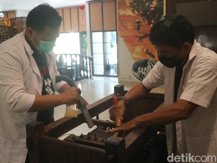 Petugas Museum Jawa Tengah Ranggawarsita sedang mengkonservasi koleksi di Museum Kretek Kudus, Selasa (27/6/2023).