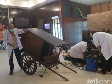 Petugas Museum Jawa Tengah Ranggawarsito sedang mengkonservasi koleksi di Museum Kretek Kudus, Selasa (27/6/2023).