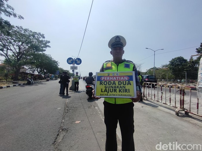 Petugas PJR Jatim 8 Suramadu Ditlantas Polda Jatim melakukan tilang manual kepada pengendara yang melanggar