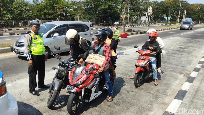 Petugas PJR Jatim 8 Suramadu Ditlantas Polda Jatim melakukan tilang manual kepada pengendara yang melanggar