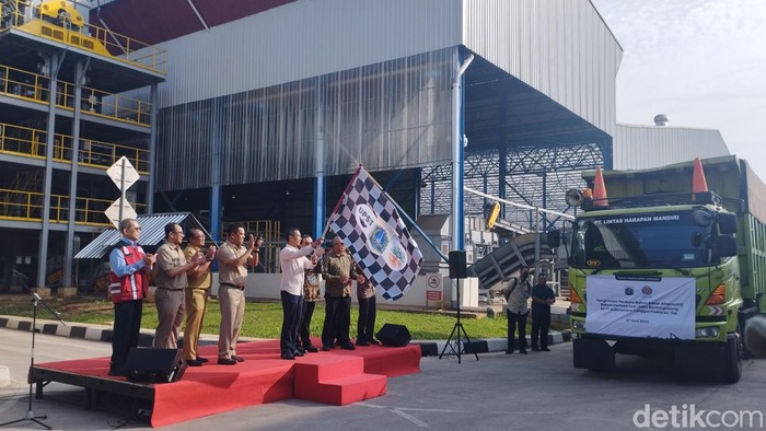 Pj Gubernur DKI Heru Budi meresmikan tempat pengolahan sampah menjadi bahan bakar atau RDF di Bantargebang, Kota Bekasi (Brigitta/detikcom)