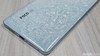 Bagian belakangnya dibuat glossy namun tetap nyaman saat digenggam. Foto: Adi Fida Rahman/detikINET