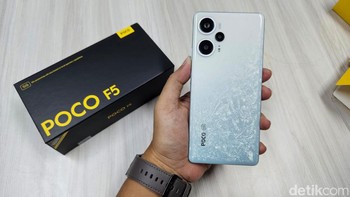 Ini varian Poco F5 Sandstrom White. Foto: Adi Fida Rahman/detikINET