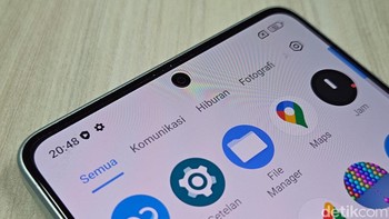 Untuk kamera depan, ponsel ini memiliki kamera selfie 16 MP dengan aperture f/2.5 yang tertanam di lubang punch-hole di tengah layar. Foto: Adi Fida Rahman/detikINET