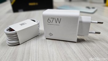Poco memberikan adaptor charger 67W dan kabel data. Foto: Adi Fida Rahman/detikINET