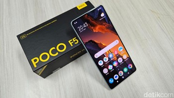 Poco F5 5G hadir dalam tiga pilihan warna yaitu Carbon Black, Sandstorm White, dan Electric Blue. Ponsel ini dibanderol dengan harga sekitar Rp jutaan untuk varian 8/256 GB dan Rp 4.799.000 (SRP Rp 4.99.000) untuk varian 12/256 GB Rp 5.499.000 (SRP Rp 5.299.000). Foto: Adi Fida Rahman/detikINET