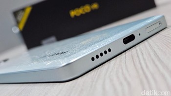Bagian bawah terdapat speaker, port USB Type C dan slot SIM Card. Foto: Adi Fida Rahman/detikINET