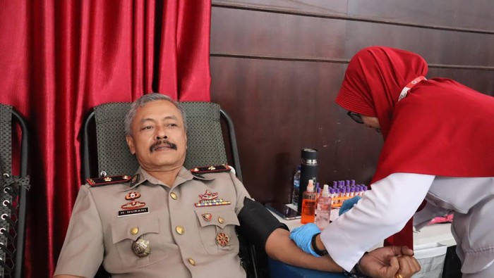 Polisi di Indramayu saat melakukan kegiatan donor darah