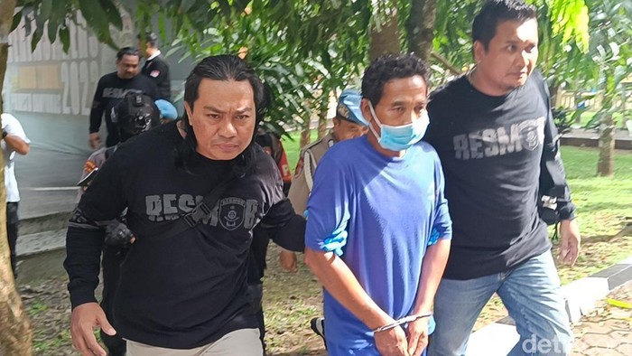 Polisi membawa tersangka Rudi (57), yang memperkosa anak kandungnya dan membunuh 7 bayi hasil inses itu, di Mapolresta Banyumas, Selasa (27/6/2023).