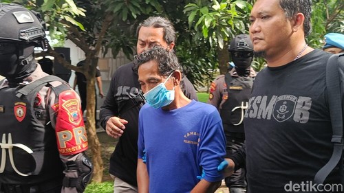 Polisi membawa tersangka Rudi (57), yang memperkosa anak kandungnya dan membunuh 7 bayi hasil inses itu, di Mapolresta Banyumas, Selasa (27/6/2023).