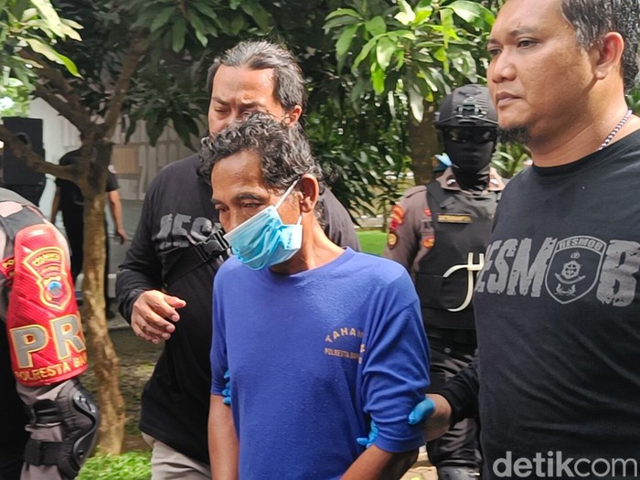 Polisi membawa tersangka Rudi (57), yang memperkosa anak kandungnya dan membunuh 7 bayi hasil inses itu, di Mapolresta Banyumas, Selasa (27/6/2023).