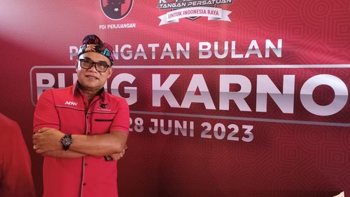 Politisi PDIP yang juga Ketua DPRD Bali I Nyoman Adi Wiryatama saat menghadiri pelantikan BMI serta Komunikasi dan Sosialisasi Terpadu (Koster) Pasar Gotong Royong di Gedung Kesenian I Ketut Maria, Selasa (27/6/2023). (chairul amri simabur/detikBali)
