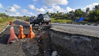 Sebuah kendaraan melintas di jalan yang ambles di jalur bypass BIL - KEK Mandalika, Kecamatan Pujut, Praya, Lombok Tengah, NTB, Selasa (27/6/2023).  