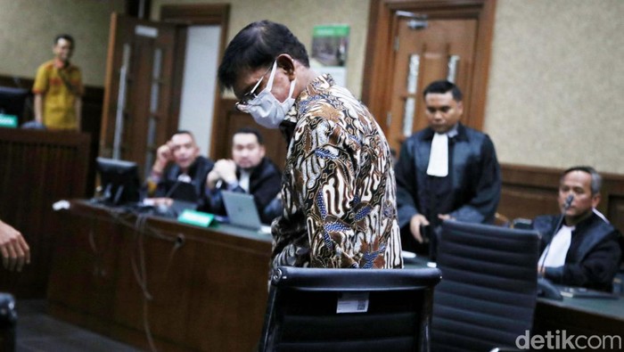Mantan MenkominfoJohnny G Plate tiba di ruangan untuk jalani sidang dakwaan di PN Jakarta Pusat, Selasa (27/6/2023).