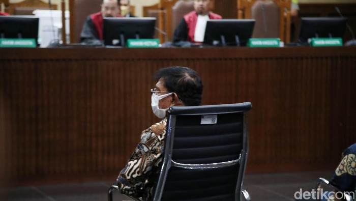 Mantan MenkominfoJohnny G Plate tiba di ruangan untuk jalani sidang dakwaan di PN Jakarta Pusat, Selasa (27/6/2023).