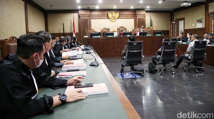 Mantan MenkominfoJohnny G Plate tiba di ruangan untuk jalani sidang dakwaan di PN Jakarta Pusat, Selasa (27/6/2023).