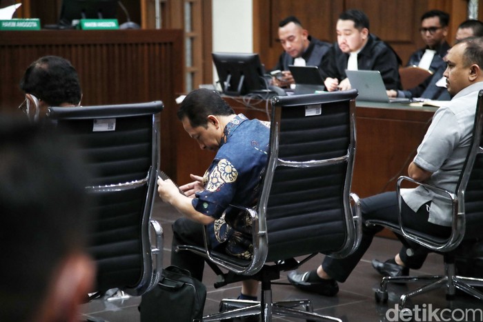 Mantan MenkominfoJohnny G Plate tiba di ruangan untuk jalani sidang dakwaan di PN Jakarta Pusat, Selasa (27/6/2023).