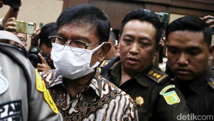 Mantan MenkominfoJohnny G Plate tiba di ruangan untuk jalani sidang dakwaan di PN Jakarta Pusat, Selasa (27/6/2023).