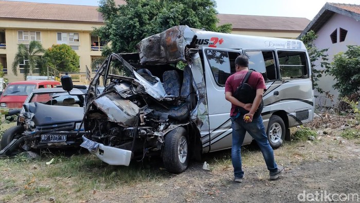 Potret mobil Elf seruduk truk Fuso di Tol Solo-Ngawi, Selasa (27/6/2023). Minibus Elf kini diamankan di Mapolres Sragen.