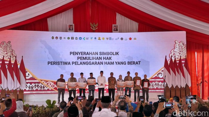 Presiden Jokowi menyerahkan secara program pemulihan hak-hak korban pelanggaran HAM masa lalu di Aceh.