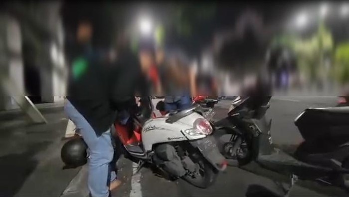 Pria bersandal berpaku Surabaya