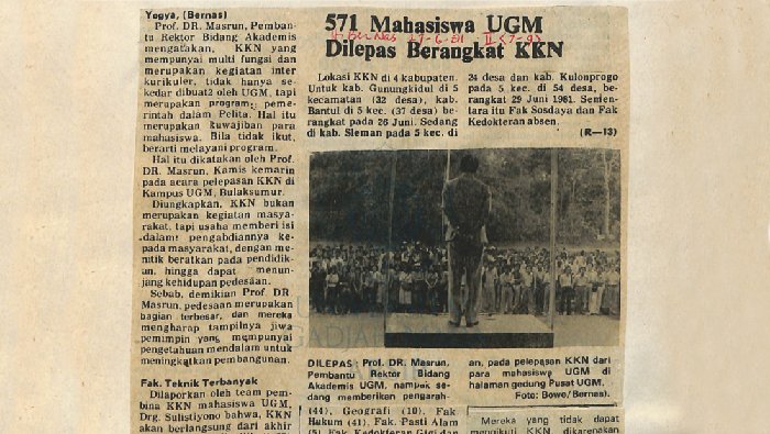 Prof. Dr. Masrun, PR Bidang Akademis UGM, sedang memberikan pengarahan pada pelepasan KKN di halaman Gedung Pusat UGM.