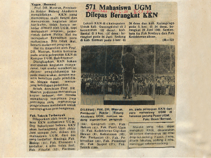 Prof. Dr. Masrun, PR Bidang Akademis UGM, sedang memberikan pengarahan pada pelepasan KKN di halaman Gedung Pusat UGM.