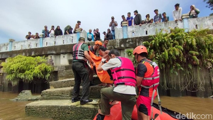 Proses evakuasi dua bocah yang tewas tenggelam di Sungai Siak, Pekanbaru.