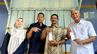 Senior Executive Vice President (SEVP) Operasi Pemasaran PT Pupuk Indonesia (Persero), Gatoet Gembiro Noegroho (kanan), bersama staf dan petani menunjukkan tanda bukti penebusan pupuk bersubsidi setelah melakukan transaksi menggunakan aplikasi iPubers di kios resmi Pupuk Indonesia ‘Toko Iman’ di Bangka Belitung, Selasa (27/6/2023).