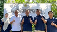 Para petani yang terdaftar wajib datang langsung ke kios dan menunjukkan KTP, lalu petugas di kios akan memindai NIK pada KTP agar dapat mengakses data petani, kemudian memasukkan jumlah transaksi penebusan pupuk dan petani menandatangani bukti transaksi tersebut.
